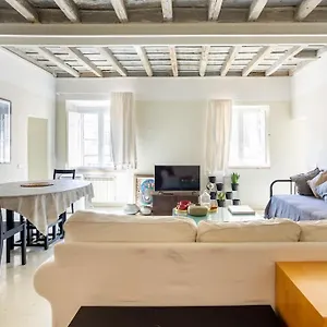 best-authentic-apartment-monti-5-mins-from-colosseum.it-romehotels.com/